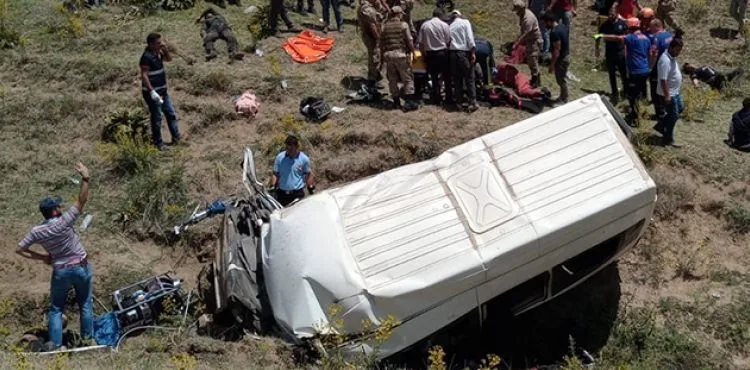 Van'da göçmenleri taşıyan minibüs takla attı: 10 ölü, 25 yaralı