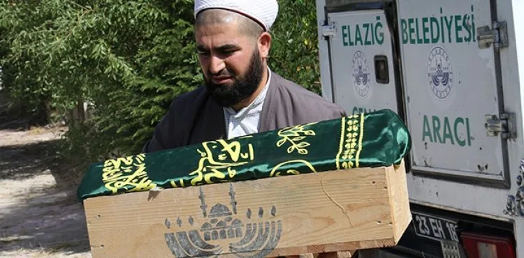 Annesinin çöpe attığı bebek kimsesizler mezarlığına defnedildi