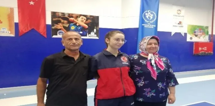 Masa tenisinde ilklere imza atan Özge Yılmaz'a tebrik ziyareti