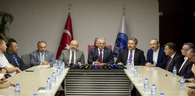 Başkan Büyükkılıç, ilçe belediye başkanları ve esnaf temsilcileri ile bir basın toplantısı yaptı