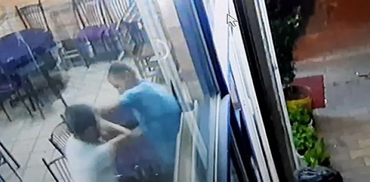 Gözünü bile kırpmadan kardeşini defalarca bıçakladı