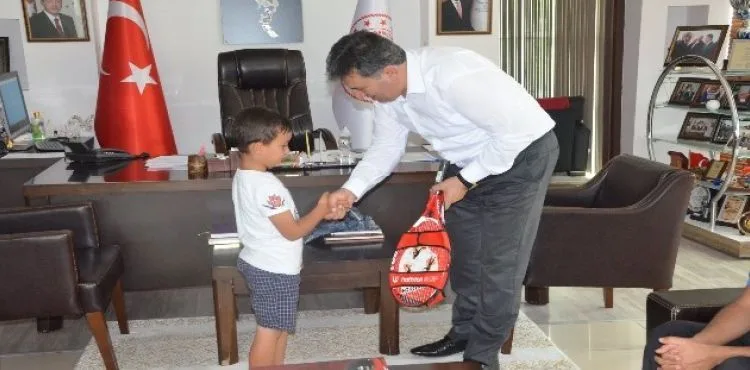 İl Müdürü Eskici'nden minik tenisçiye raket hediyesi