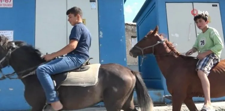 Şehir kovboyları caddede atla dolaştı
