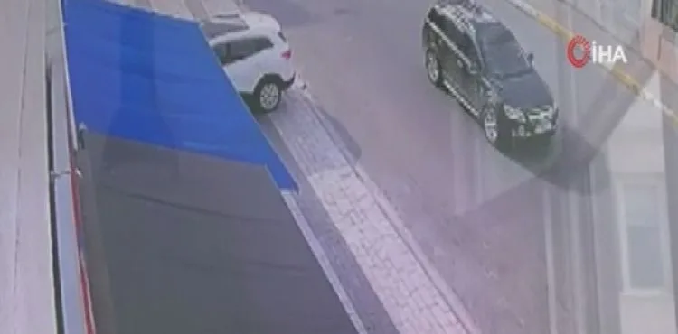 Esenyurt'ta genç kıza kapkaç şoku kamerada