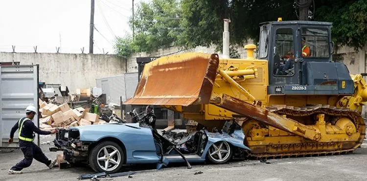 Filipinler'de ele geçirilen kaçak Ferrari imha edildi