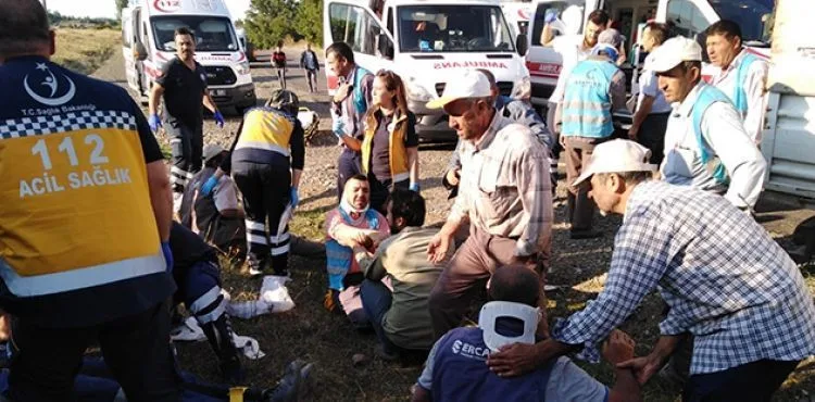 Minibüs ile kamyonet çarpıştı: 11 yaralı