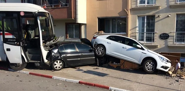 Servis aracı park halindeki araçları biçti