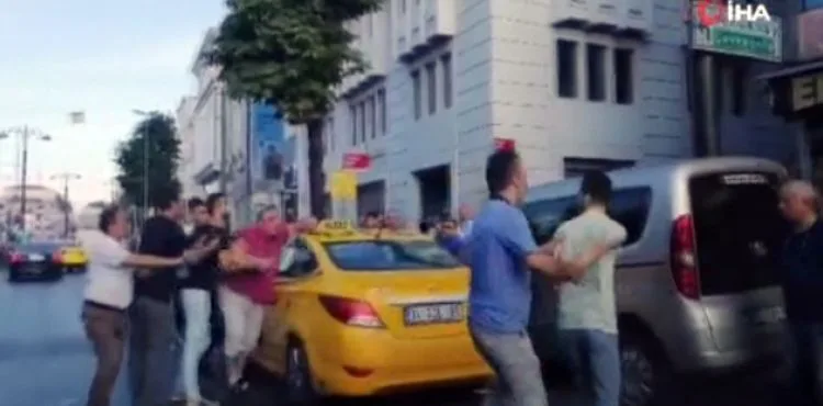 Taksiciyle, yolcunun bıçaklı kavgası kamerada