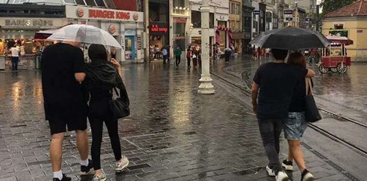 İstanbul'da etkili olan yağış vatandaşlara zor anlar yaşattı
