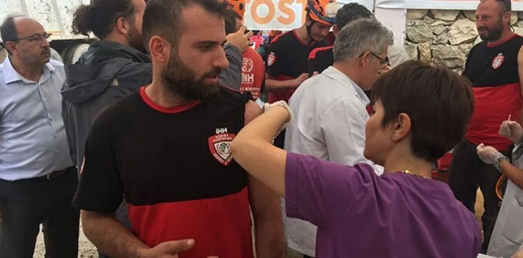 Düzce'de sel bölgesinde çalışanlara tetanoz aşısı yapılıyor