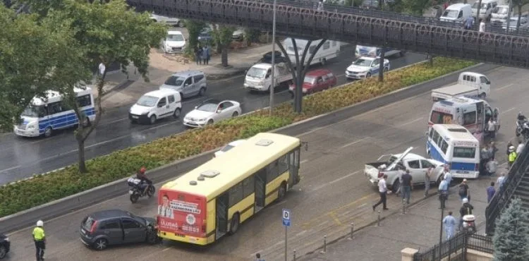 Bursa'da yağmur kaza getirdi: 5 araç birbirine girdi