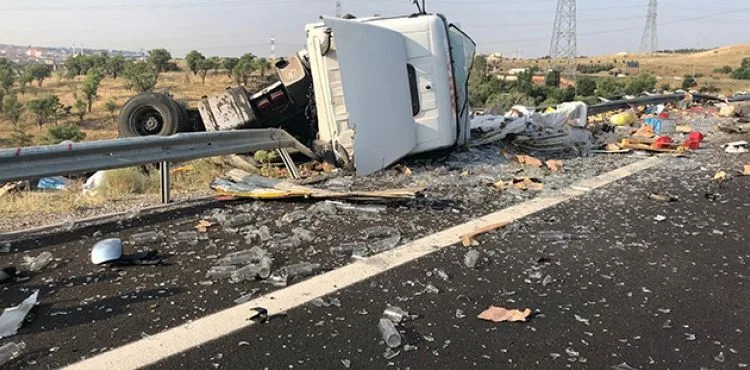 Başkent'te tır sürücüsü uyudu, aracı bariyerlere çarpıp ters döndü