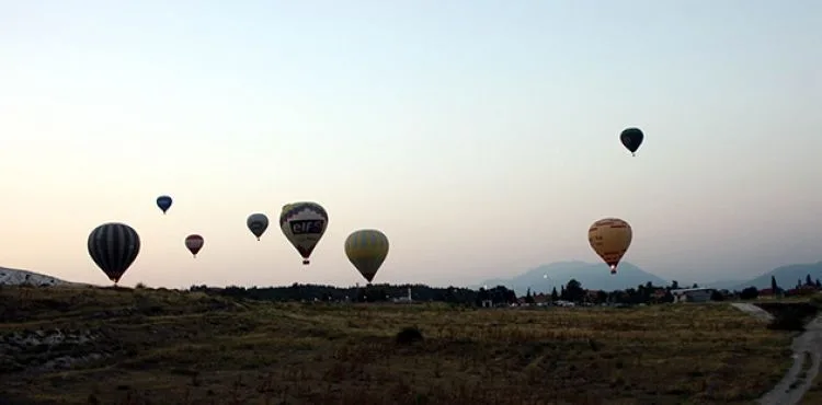 Beyaz cennet Pamukkale'yi balonlarla gün doğumu eşliğinde izliyorlar