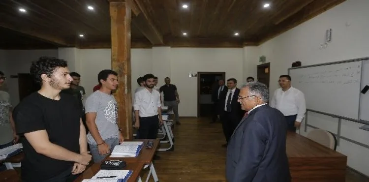 Başkan Büyükkılıç, Talas Gençlik Merkezi'ni ziyaret etti