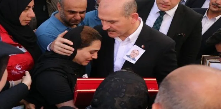 Bakan Soylu'dan şehit eşine: "O kahraman, sen de kahramansın"