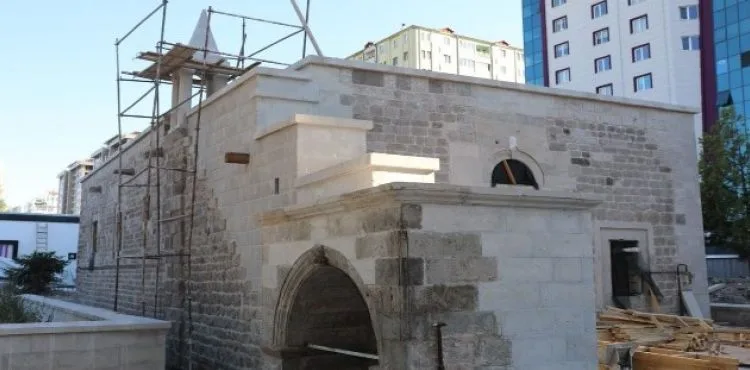 Başkan Çolakbayrakdar, "Tarihi eserleri, gelecek nesillere aktarıyoruz"
