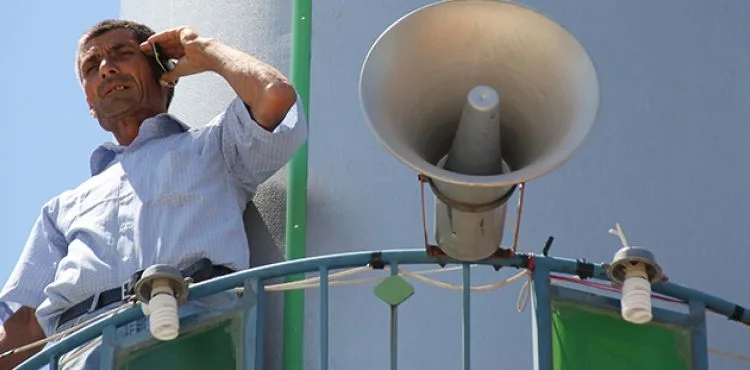 Telefonla konuşabilmek için cami minaresine çıkıyorlar