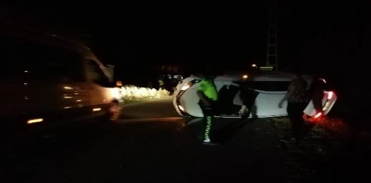 Kontrolden çıkan otomobil yan yattı