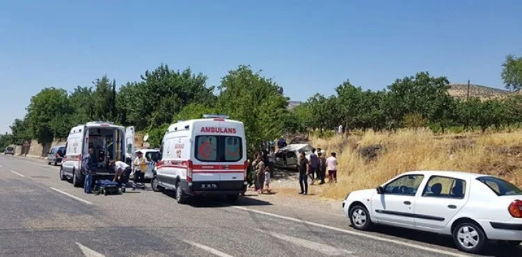 Otomobil yol kenarında bekleyen anne ve çocuklarına çarptı: 6 yaralı