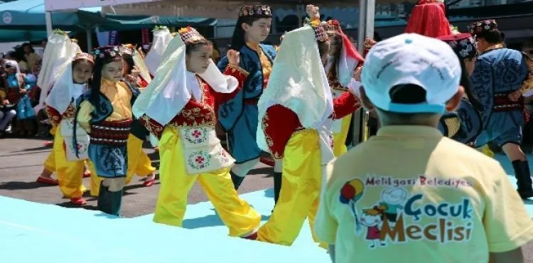 Melikgazi Belediyesi'nden festival havasında yaz okulu kapanış programı