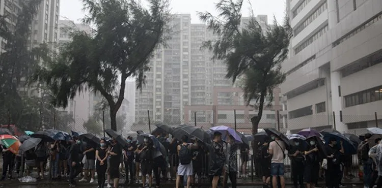 Hong Kong'da 44 protestocu hakim karşısında
