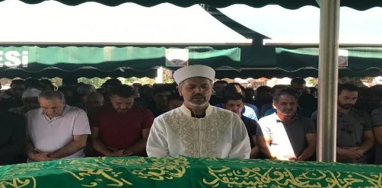 Sokak ortasında 4 kurşunla infaz edilen kadın toprağa verildi