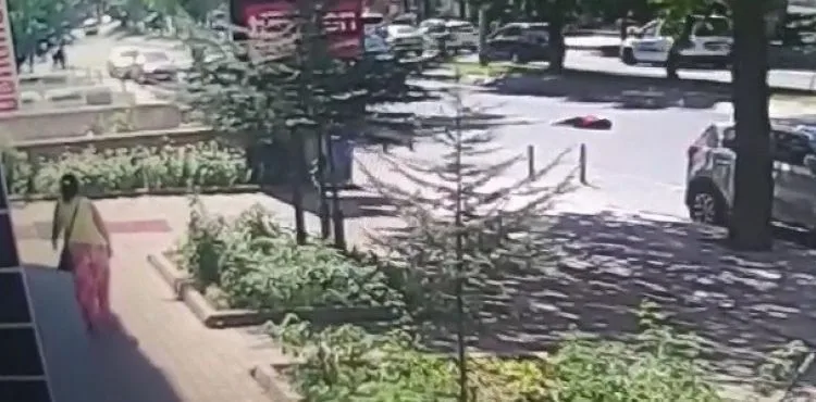 Feci kazada genç kız metrelerce sürüklendi