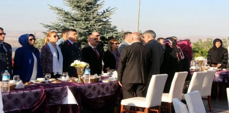 "Ne zaman tutmak istediğiniz bir el olursa bu el biz olalım"