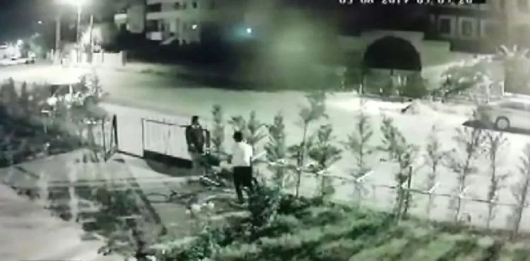 Gözlerine kestirdikleri motosikleti taşıyarak çaldılar