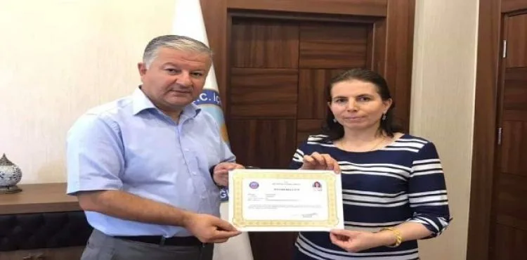 Kaymakam Duru'dan Çalışkan Ebe'ye Başarı Belgesi