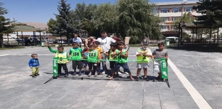 Sarızlı çocuklar tenisi çok sevdi
