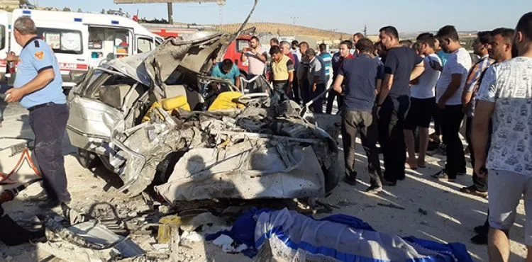 Gaziantep'te otomobil ile minibüs çarpıştı: 3 ölü, 12 yaralı