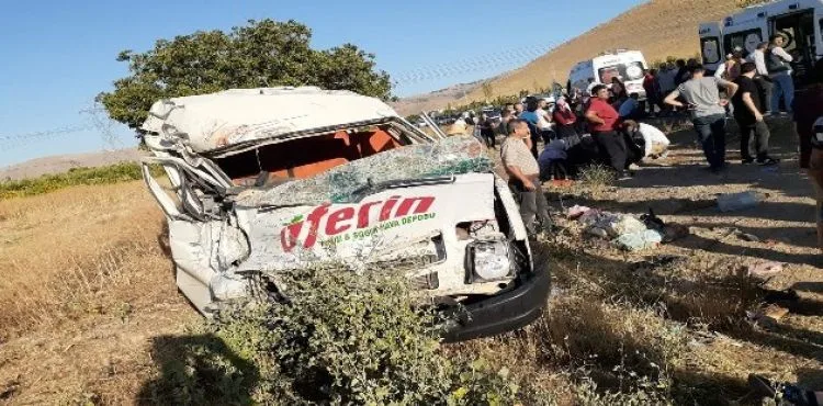 Kayseri'de 18 kişinin yaralandığı feci kaza kamerada