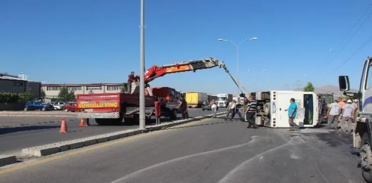 Kayseri'de işçi servisi ile kamyonet çarpıştı: 17 yaralı