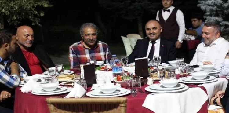 Kayserisporlu yöneticiler ve futbolcular akşam yemeğinde buluştu
