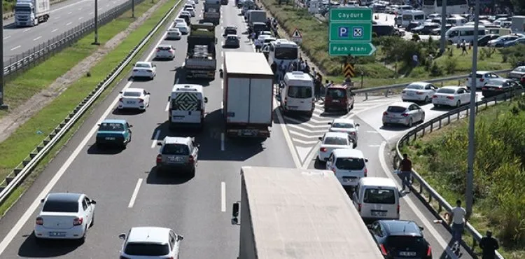 Bolu'da, TEM Otoyolu'nda bayram trafiği yoğunluğu