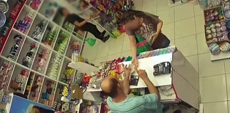 Sigara için verdiği 50 TL'yi geri alıp, üzerini de cebine koyup iş yerinden çıktı