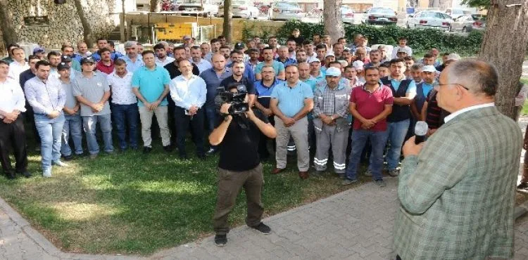 Başkan Öztürk Belediye Çalışanlarıyla Bayramlaştı
