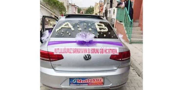 Yeni evlenen çift bakın gelin arabasına ne yazdırdı