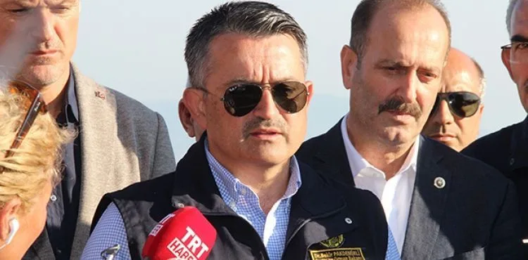Bakan Pakdemirli İzmir'deki yangının kontrol altına alındığını açıkladı