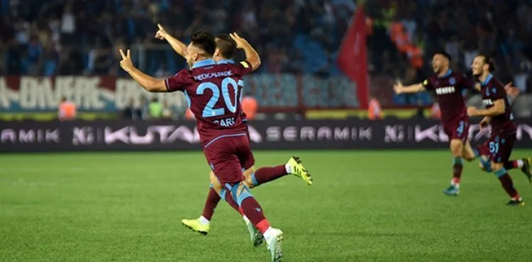 Bordo-mavili ekip mücadeleden 2-1 galip ayrıldı.