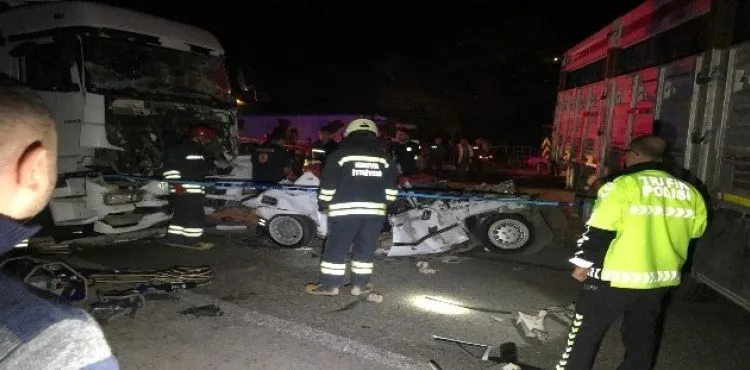 Kamyonun çektiği otomobile tır çarptı: 3 ölü, 2 yaralı