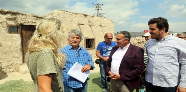 Başkan Cabbar 'Süveyda' film setini ziyaret etti