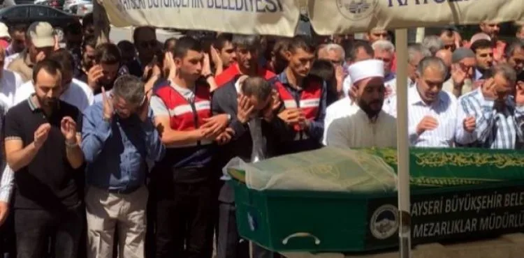 FETÖ hükümlüsü işadamı annesinin cenazesine kelepçe ile katıldı