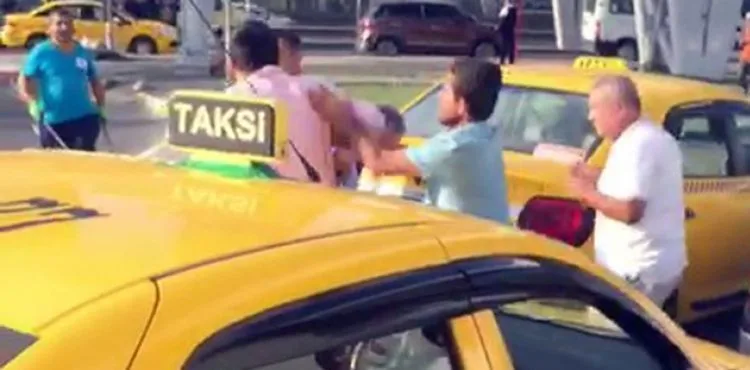Müşterisi ile tartışan taksiciye meslektaşlarından dayak