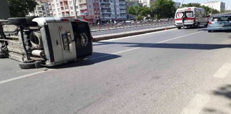 Direksiyon hakimiyeti kaybolan araç yan yattı