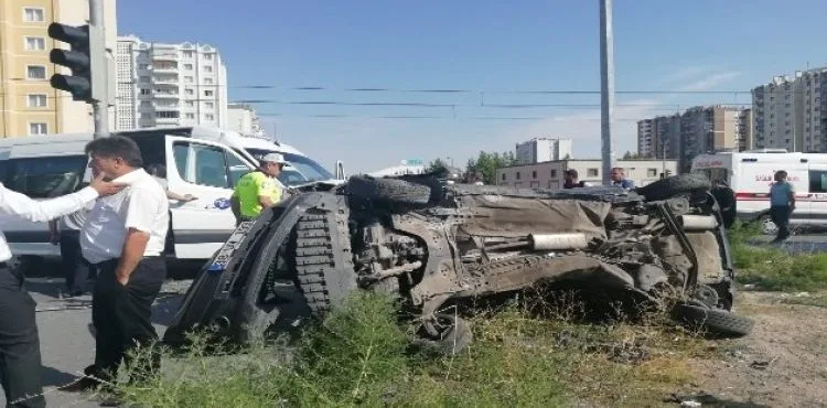 Kayseri'de öğrenci servisi ile otomobil çarpıştı: 4 yaralı