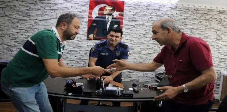 Çalıştığı dükkanda bulduğu 10 bin doları sahibine teslim etti