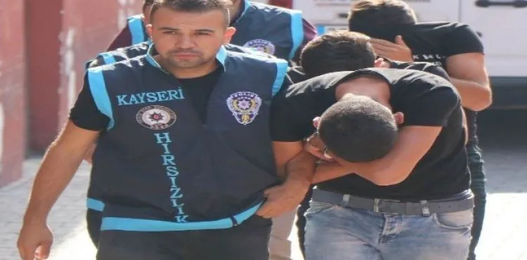 Akü hırsızları yakalandı
