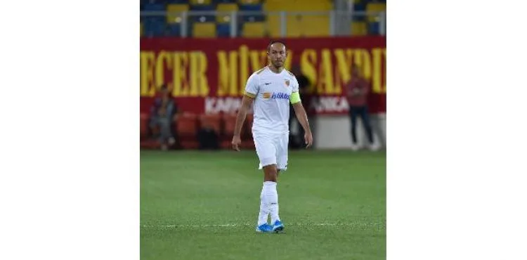 Umut Bulut 6. kez kırmızı gördü